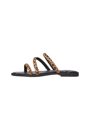 Leopardprintet flade sandaler med tre smalle remme, sort sål og tekstureret finish. Åben tå-design, ideelt til afslappet brug.