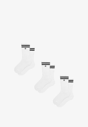 Drei Paar weiße Knöchelsocken mit schwarzen Doppelstreifen und einem kleinen schwarzen Logo nahe dem oberen Rand, angeordnet auf weißem Hintergrund.