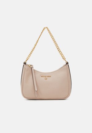 Beżowa skórzana torba na ramię ze złotym paskiem łańcuszkowym, zamkiem błyskawicznym i logo Michael Kors na środku z przodu.