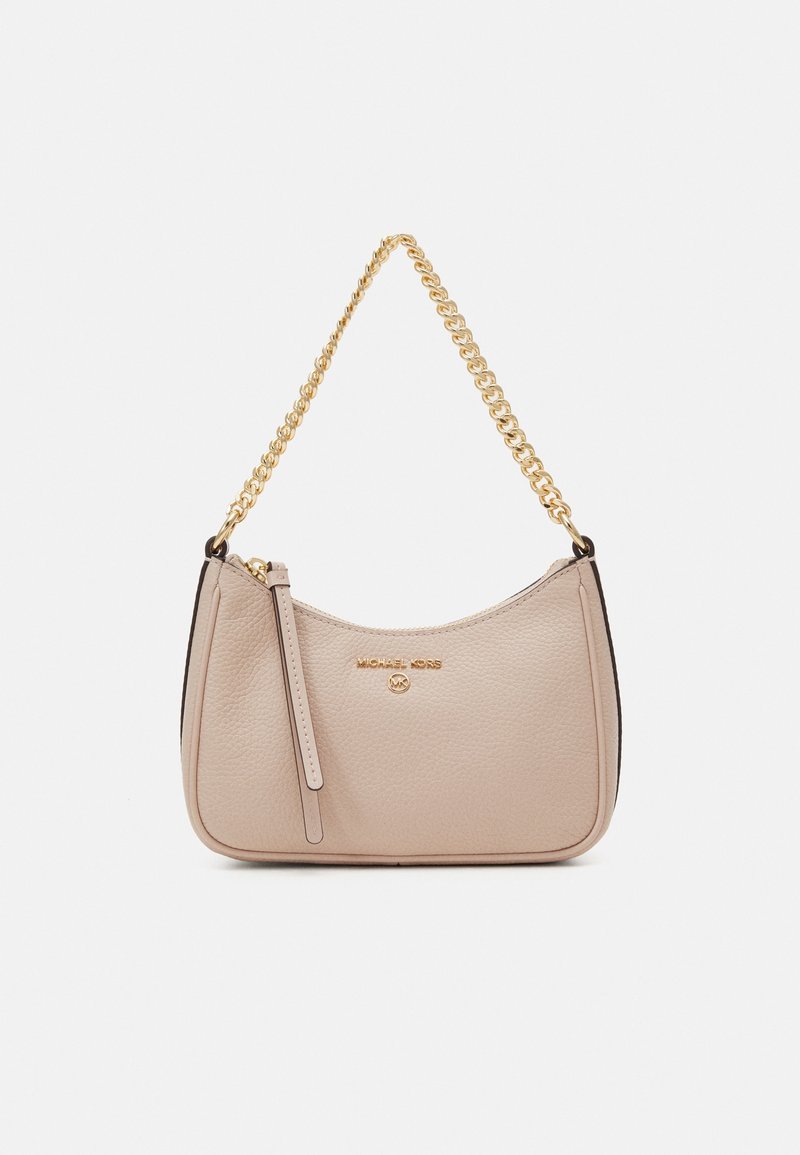 Sac à bandoulière en cuir beige avec bandoulière chaîne dorée, fermeture éclair et logo Michael Kors au centre devant.
