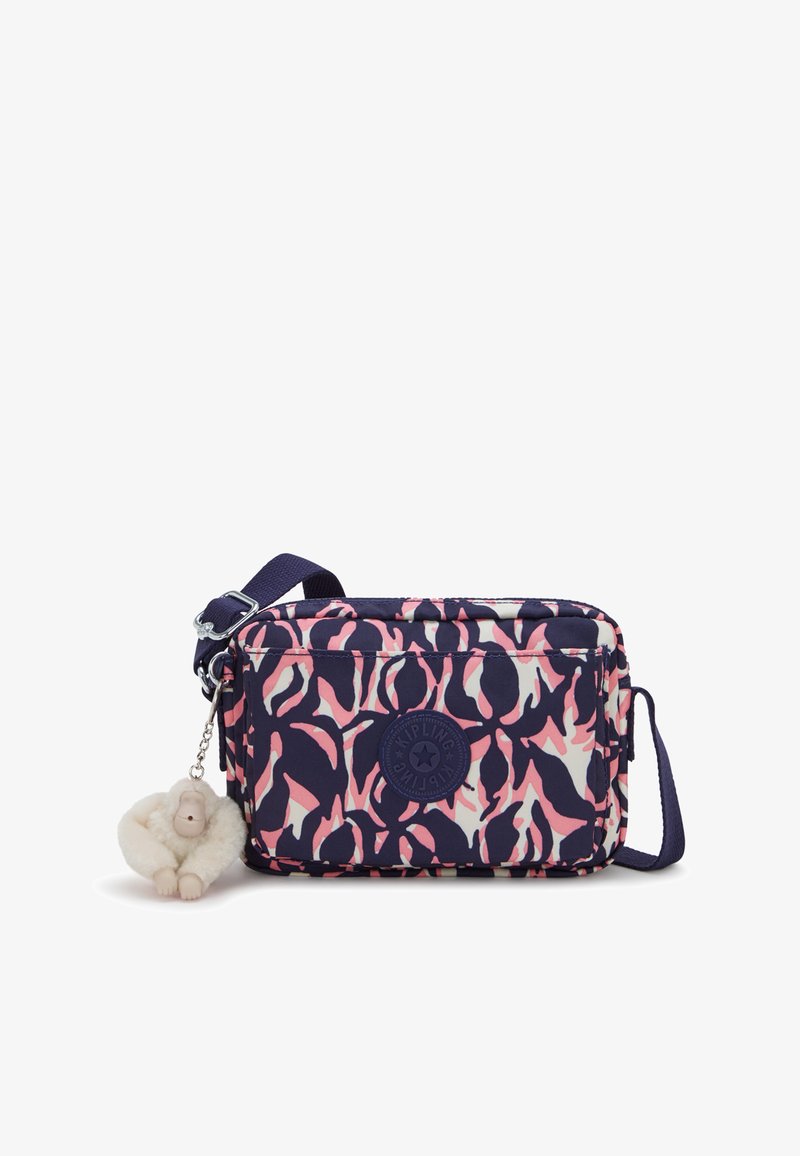 Kipling crossover taske i navy med pink abstrakt mønster, med tekstureret stof, justerbar rem og en abekat charme som tilbehør.
