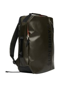 Zielona oliwkowa wodoodporna plecak z czarnymi akcentami, wyposażony w zapinaną na zamek główną komorę, przednią kieszeń oraz wyściełane szelki.