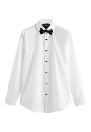 Weißes Langarmhemd mit schwarzen Knöpfen und einer schwarzen Fliege, dargestellt auf einem schlichten weißen Hintergrund.