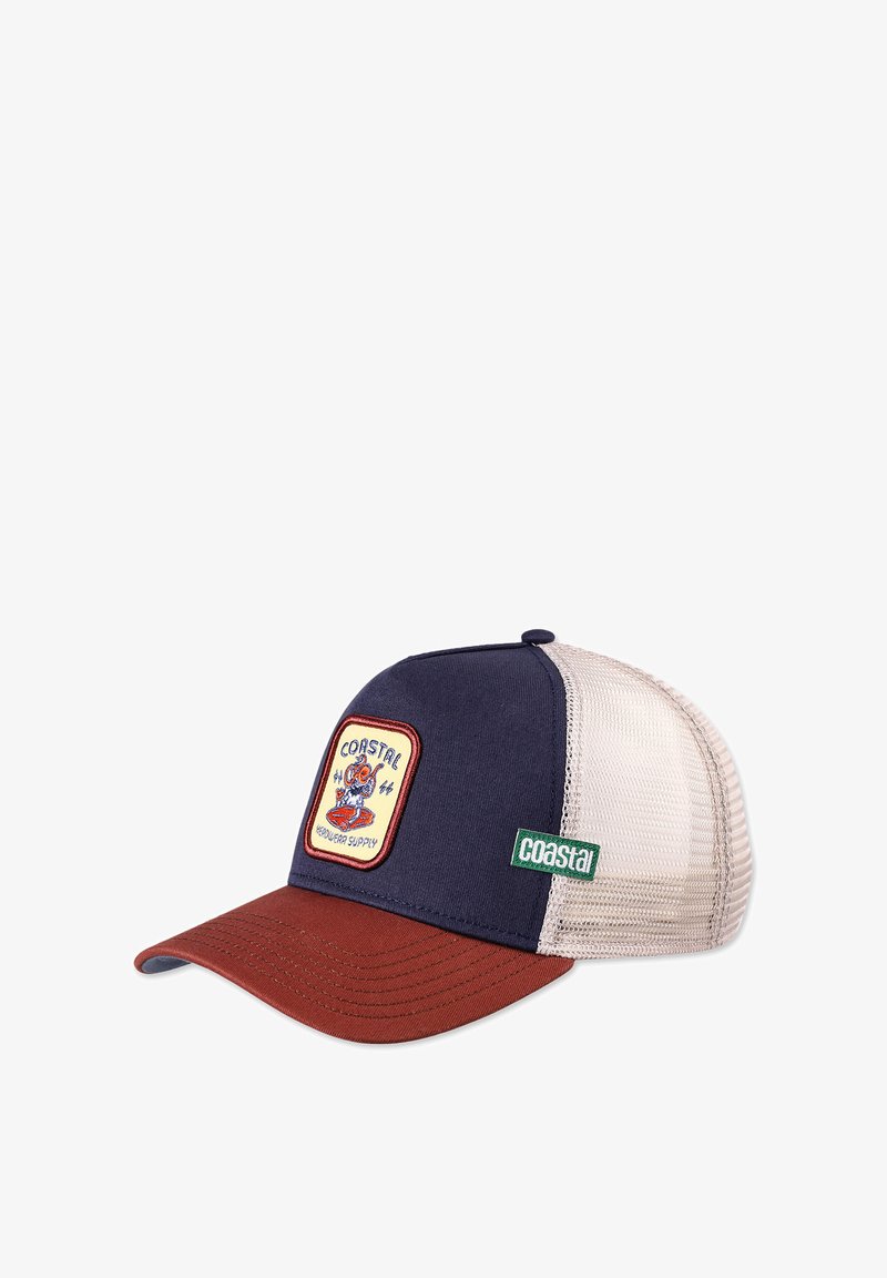 Lastecaps med marineblå front, rød skygge og beige mesh bak. Har en rektangulær lapp med en logo og grønn akcent.