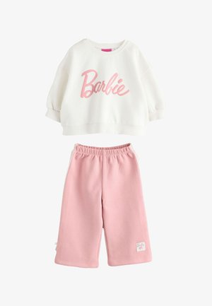Weißes Sweatshirt mit langen Ärmeln und pinkem „Barbie“-Schriftzug, kombiniert mit pinken elastischen Bundweiten Hosen für Kinder.