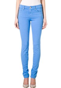 Jeans ajustados de denim azul claro. Presentan una silueta entallada, costuras frontales sutiles, dos bolsillos delanteros y un cierre de botón.