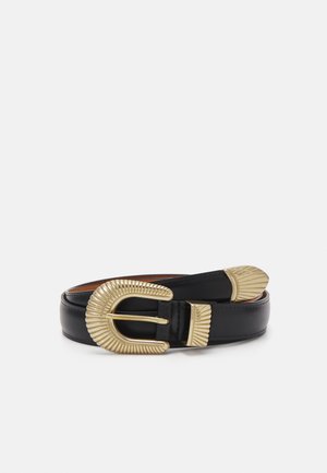 Cintura in pelle nera con una grande fibbia dorata a finitura opaca e design rigato. I bordi della cintura sono lisci, con dettagli dorati alle estremità.