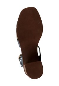 Braune Gummisohle eines Absatzsandals mit glatter Textur. Verfügt über eine abgerundete Zehe und einen seitlichen Schnallenriemen.