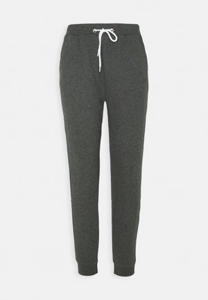 Pantalon de survêtement gris en tissu doux, doté d'une taille élastique avec un cordon de serrage blanc, de poches latérales et de jambes fuselées.
