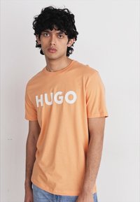HUGO DULIVIO - Nyomott mintás póló - medium orange