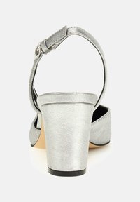 Sandal con tacco argento, dalla texture liscia, design aperto sul retro, cinturino alla caviglia con fibbia e un tacco robusto di media altezza.