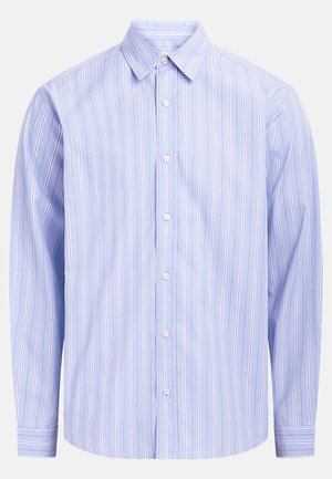 Lyseblå skjorte med lange ermer, hvite vertikale striper, knappeåpning foran og klassisk spiss krage.