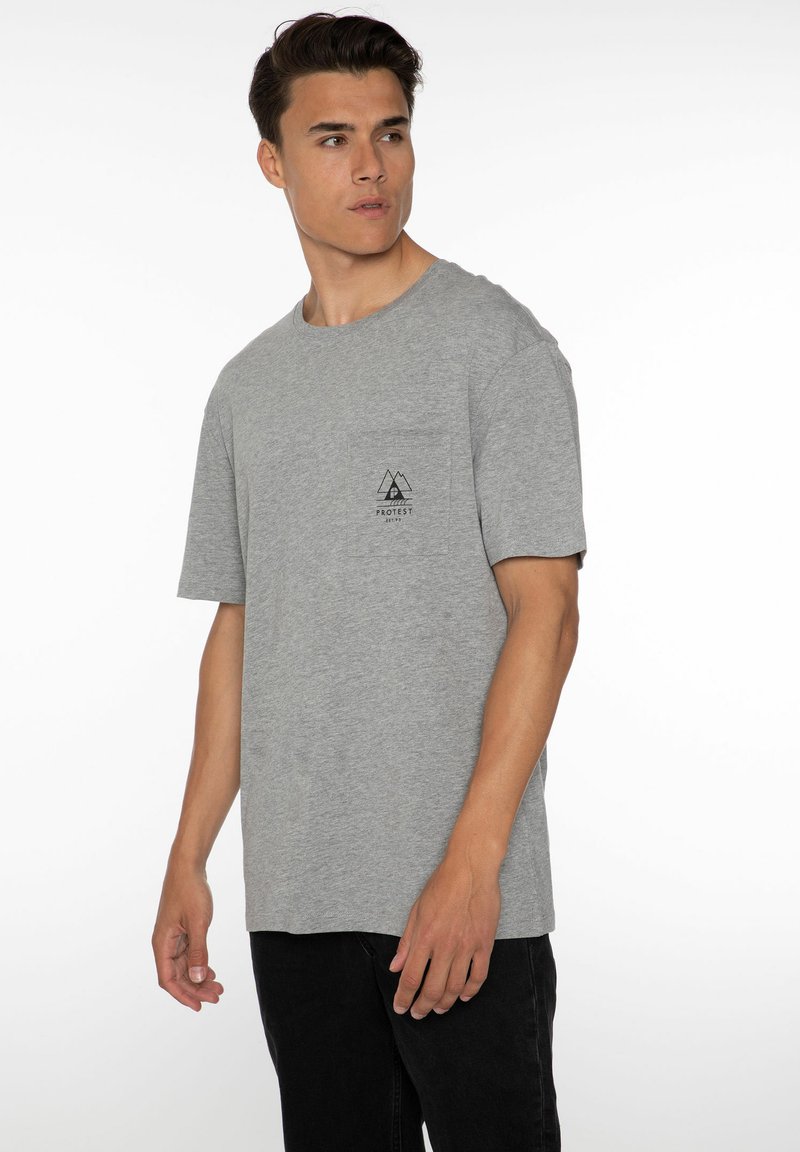 Grijze korte mouwen t-shirt gemaakt van een katoenmix met een ronde halslijn, voorzien van een borstzak en een grafisch logoontwerp.