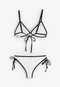 Bikini set met zwarte randen, bestaande uit een witte driehoekige bralette met verstelbare bandjes en knoopsluiting, gecombineerd met bijpassende zij-tie bikinislip.