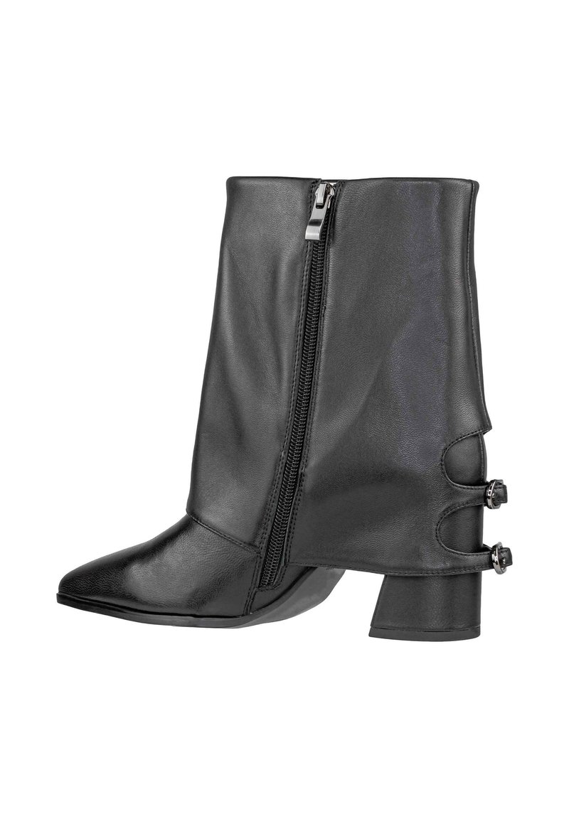 Czarny botek za kostkę wykonany z gładkiej skóry, z bocznym zamkiem błyskawicznym, spiczastym noskiem oraz blokowym obcasem z dwiema dekoracyjnymi klamrami.