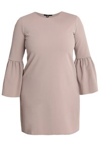 Robe rose clair en tissu lisse ; présente une coupe décontractée, de longues manches en forme de cloche et un col rond. Aucun motif ni embellissement.