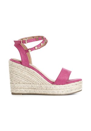Sandalo con zeppa in espadrille rosa, con base avvolta in juta, cinturino alla caviglia con borchie dorate e design aperto sulla punta. Texture in suede liscia.