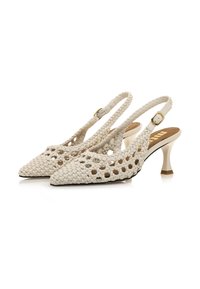 Talons slingback tissés de couleur blanc cassé, avec un bout pointu, un talon fin et une surface texturée. Comprend une sangle à boucle et un design ouvert.