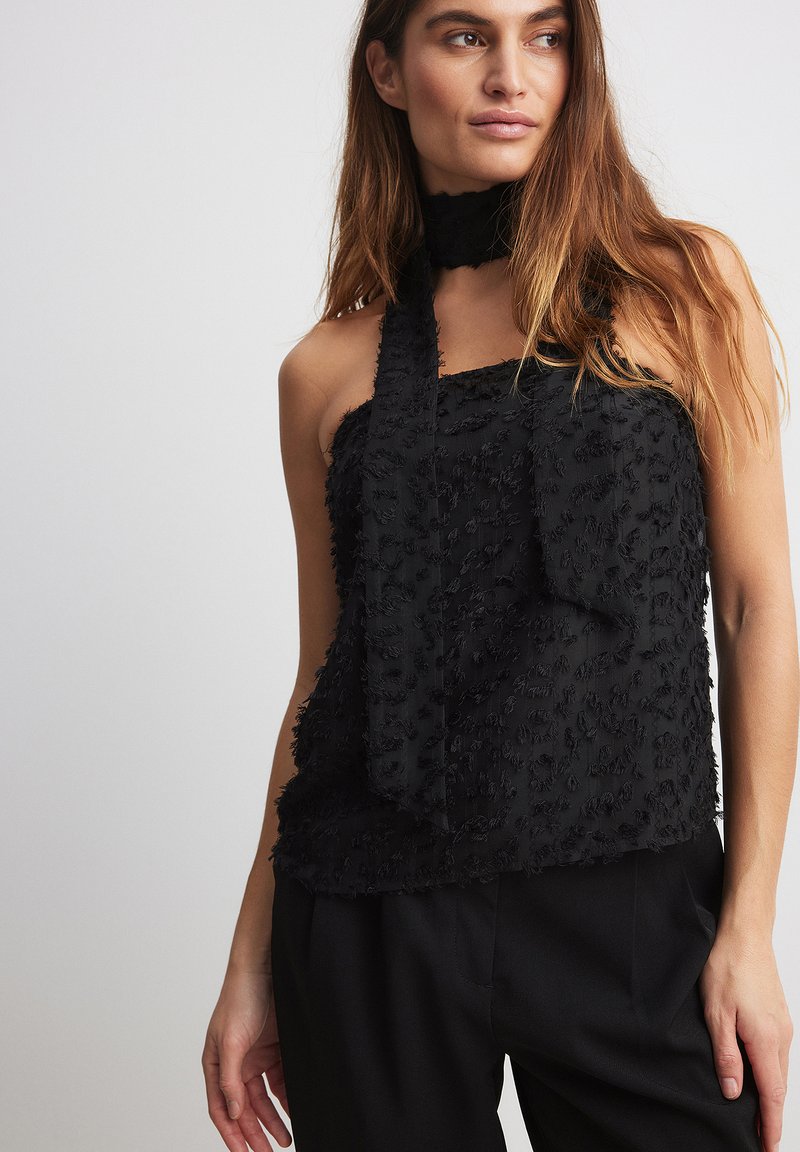 DESIGN - Camicia corta marrone a fiori con maniche svasate e dettaglio volant