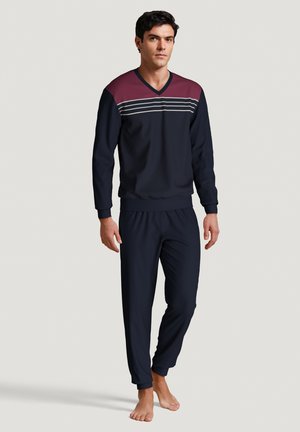 Ensemble de pyjama bleu marine avec décolleté en V, présentant des accents rayés bordeaux et blancs sur la poitrine. Texture lisse, taille élastique sur le pantalon.