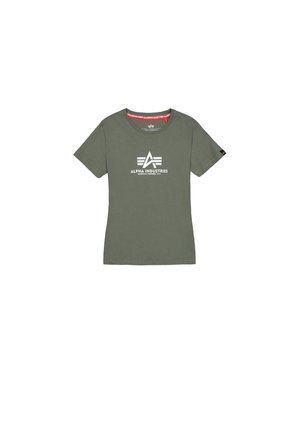 Olivenfarget t-skjorte med korte ermer laget av bomull. Har en hvit "ALPHA INDUSTRIES"-logo og røde detaljer på kragen.