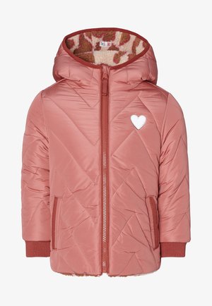 Veste matelassée rose avec capuche, comportant un patch en forme de cœur blanc, un zip de fermeture et des poches texturées doublées d'un motif duveteux.