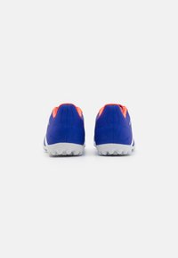 adidas Performance PREDATOR CLUB - Botines de fútbol para césped - lucid blue/footwear white/solar red