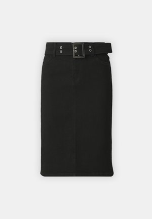 Fekete farmer szoknya, amely illeszkedő fazonnal, széles övvel és négyzetes csattal, övhurkokkal és két oldalsó zsebbel rendelkezik.