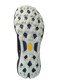Podeszwa buta z głębokimi, białymi wypustkami trakcyjnymi, czarnymi i niebieskimi strefami uchwytu oraz żółtym logo Vibram na środku.