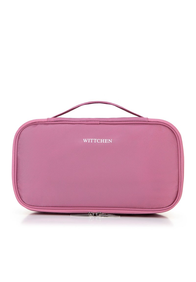Růžový cestovní obal s hladkým, strukturovaným povrchem, obdélníkovým tvarem, uzavíráním na zip a uchem pro snadné přenášení. Na viditelné je logo značky.
