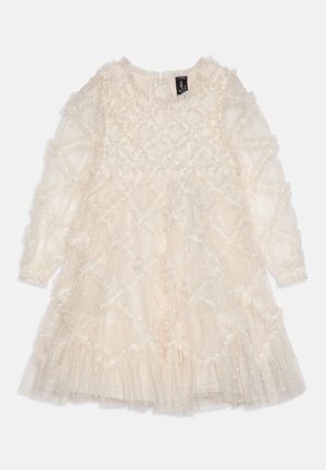 Heledad beež kleit tekstuuriga kangast, volangidega kaunistused, pikad varrukad ja kihiline volangääre. Omab peent tähte mustrit kogu kleidi ulatuses.