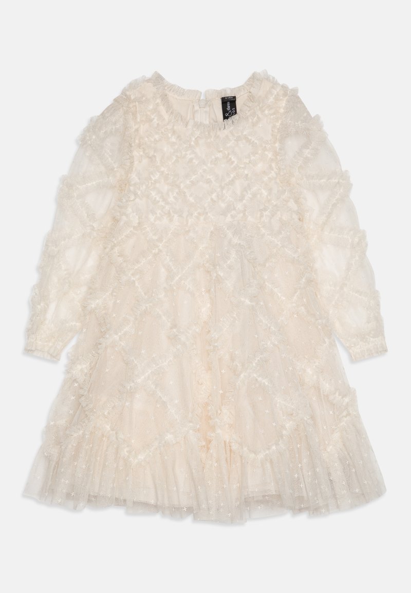 Vestido bege claro com tecido texturizado, detalhes em volantes, mangas longas e bainha em camadas com volantes. Apresenta um padrão sutil de estrelas por toda a peça.