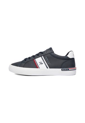 Sneaker nera bassa con suola bianca, strisce rosse e bianche, lacci e logo Beverly Hills Polo Club sul lato.