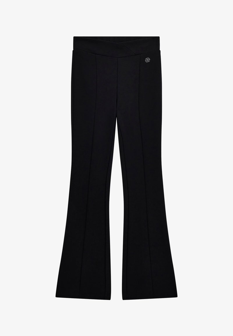 Pantalon noir évasé à taille haute avec des coutures verticales discrètes, avec un petit logo rond argenté sur la hanche droite.