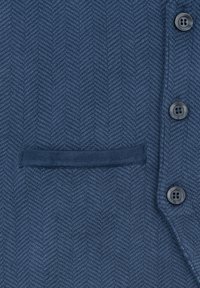 Tejido de punto azul marino con un patrón de espiga, que presenta un bolsillo en el pecho y tres botones oscuros en la parte frontal.