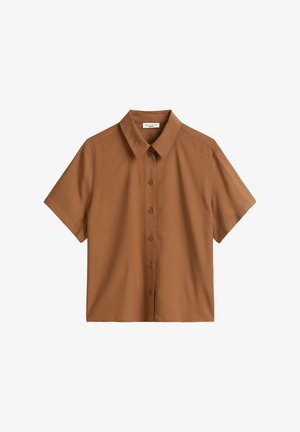 Korte mouwen, gekraagde shirt in een effen bruine stof. Heeft een knoopsluiting aan de voorkant en een ontspannen pasvorm met een gladde textuur.