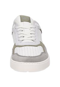 Weiße und graue Sneaker mit durchlöchertem Zehenbereich, Wildlederelementen und flachen Schnürsenkeln. Gerundete Zehenform und Gummisohle. Grünes Logo auf der Zunge.