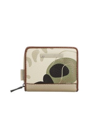 Portafoglio compatto in pelle beige con motivo astratto verde e nero, rifiniture marroni, chiusura con zip e targhetta in metallo con la scritta "Anekke."