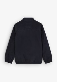 Marineblauwe jas met een kraag, elastische manchetten en zoom, met een gladde stoftextuur en een vierkante patch op de bovenrug.