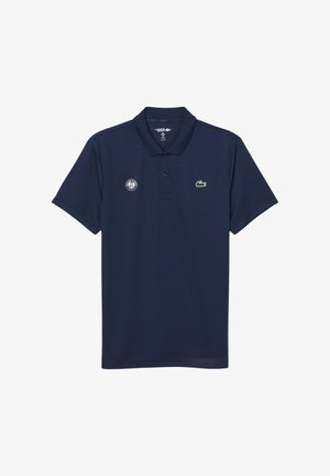 Polo azul marino de Lacoste Sport con dos botones, con el logo de Roland Garros en el pecho izquierdo y el logo del cocodrilo verde en el pecho derecho.