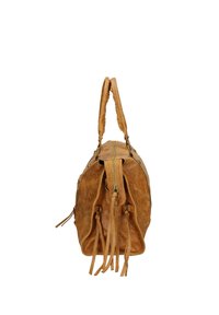 Borsa a mano in pelle marrone con una superficie texture, chiusura superiore con zip e manici corti doppi. Presenta dettagli decorativi con frange.