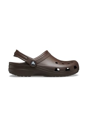 Sabot marron ventilé à enfiler avec bride de talon ajustable et semelle texturée, présenté en profil latéral sur fond blanc.