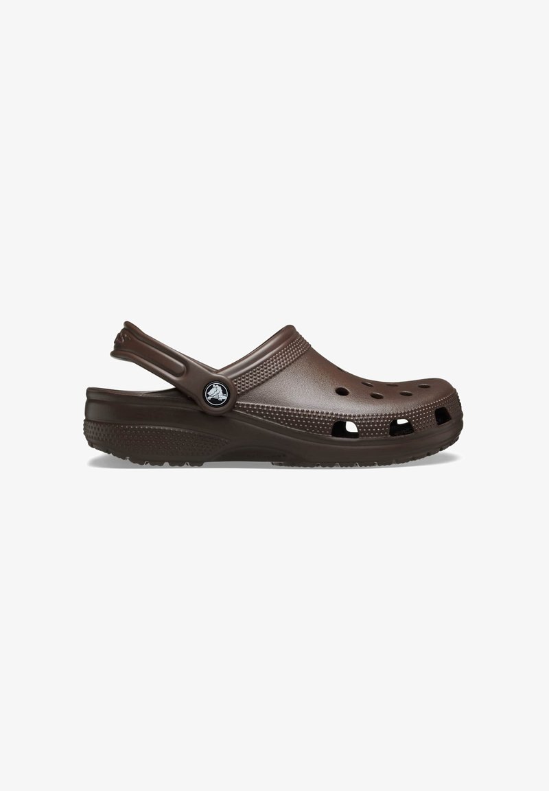 Sabot marron ventilé à enfiler avec bride de talon ajustable et semelle texturée, présenté en profil latéral sur fond blanc.