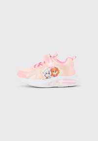 Ροζ παιδικά αθλητικά παπούτσια με υφασμάτινο άνω μέρος, λουράκι με βέλκρο, λευκή σόλα και σχέδια χαρακτήρων στο πλάι. Διακοσμητικά στοιχεία καρδιάς στη φτέρνα.