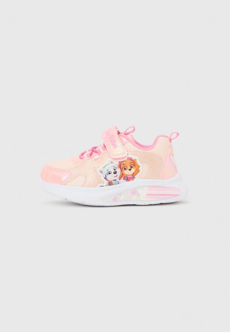 Baskets roses pour enfants avec une tige en tissu, une bride auto-agrippante, une semelle blanche et des motifs de personnages sur le côté. Accents en forme de cœur sur le talon.