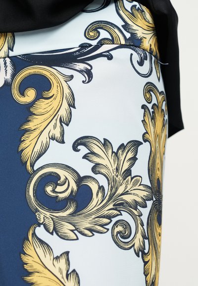 Κοντινό πλάνο υφάσματος με περίπλοκα χρυσά και μαύρα μπαρόκ ανθικά σχέδια σε λευκό και ναυτικό μπλε φόντο.