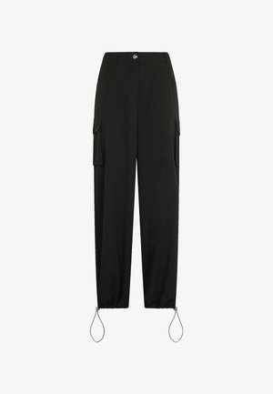 Pantaloni cargo neri con vita alta, due tasche laterali e polsini elastici alle caviglie. Realizzati in tessuto leggero. Presentano una chiusura a bottone.