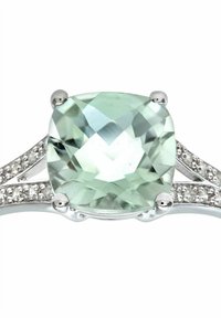 Gemma verde a taglio cuscino incastonata in un anello d'argento con due fasce che presentano piccoli accenti bianchi e una finitura lucida.