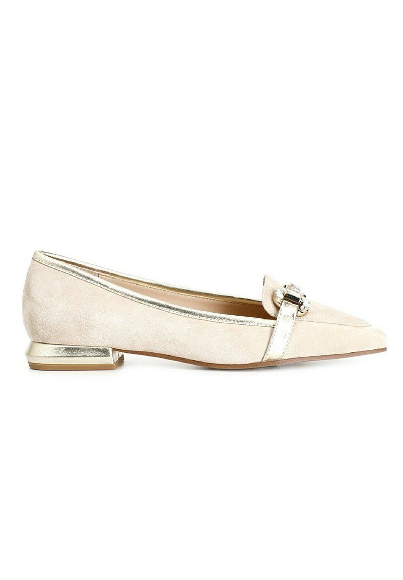 Beige Wildleder-Flatschuh mit spitzem Zehenbereich, metallisch goldenen Akzenten und einer dekorativen Schnalle auf dem Blatt. Niedriges Blockabsatz-Design.