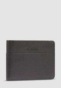 Portafoglio bifold in pelle nera con cuciture visibili e logo "Piquadro" impresso al centro sul davanti.
